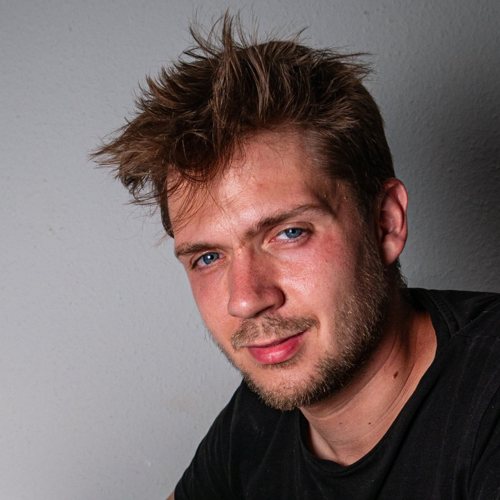 Pierre Crozier, souriant, à son bureau